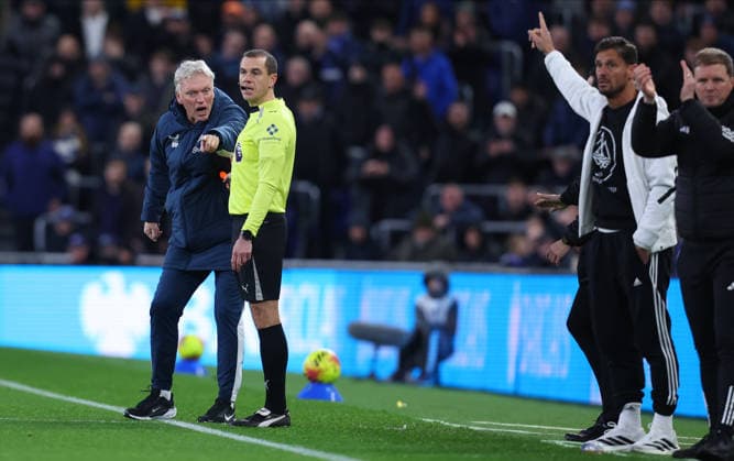 Everton v Newcastle United - Premier League David Moyes, Manager of Everton complains to the Fourth official Dean Whitestone with Jason Tindall, Assistant manager of Newcastle United and Eddie Howe, Manager of Newcastle United watchin on the side line during the Premier League match between Everton and Newcastle United at Hill Dickinson Stadium on November 29, 2025 in Liverpool, England. Liverpool Hill Dickinson Stadium England United Kingdom Copyright: xEdxSykes Sportsphoto APLx 14143257