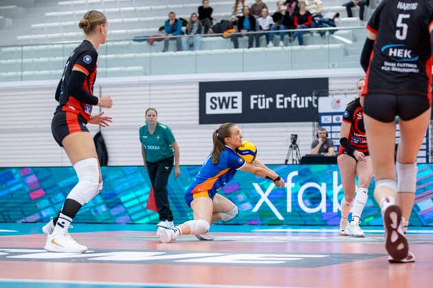 1 Volleyball Bundesliga Women Schwarz Weiss Erfurt vs ETV Hamburger Volksbank Volleys Erfurt 29 11 2025 Sarah Stiriz 4 ETV Hamburger Volksbank Volleys 1 Volleyball Bundesliga Women Schwarz Weiss Erfurt vs ETV Hamburger Volksbank Volleys Riethsporthalle Erfurt 29 11 2025 Copyright: xBEAUTIFULxSPORTS Duehringx
