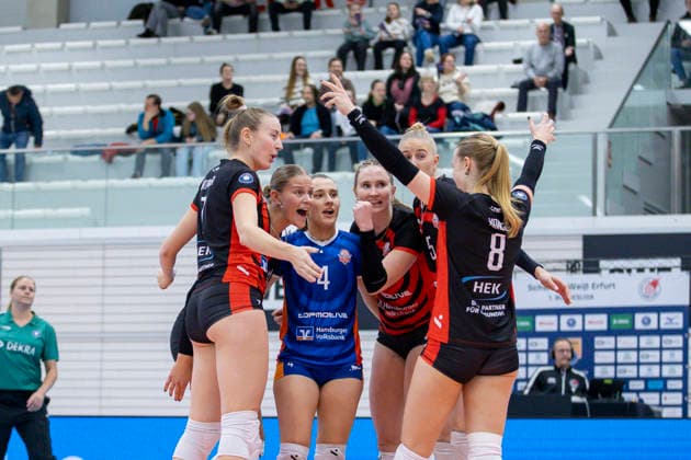 1 Volleyball Bundesliga Women Schwarz Weiss Erfurt vs ETV Hamburger Volksbank Volleys Erfurt 29 11 2025 Cheers, ETV Hamburger Volksbank Volleys 1 Volleyball Bundesliga Women Schwarz Weiss Erfurt vs ETV Hamburger Volksbank Volleys Riethsporthalle Erfurt 29 11 2025 Copyright: xBEAUTIFULxSPORTS Duehringx