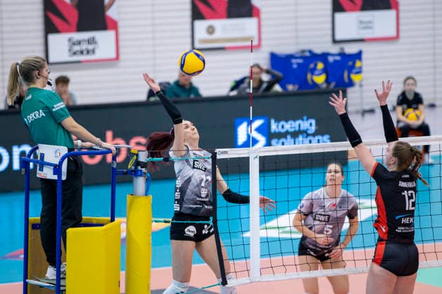 1 Volleyball Bundesliga Women Schwarz Weiss Erfurt vs ETV Hamburger Volksbank Volleys Erfurt 29 11 2025 Isabel Kova i 11 Schwarz Weiss Erfurt vs Hannah Ammerman 12 ETV Hamburger Volksbank Volleys 1 Volleyball Bundesliga Women Schwarz Weiss Erfurt vs ETV Hamburger Volksbank Volleys Riethsporthalle Erfurt 29 11 2025 Copyright: xBEAUTIFULxSPORTS Duehringx