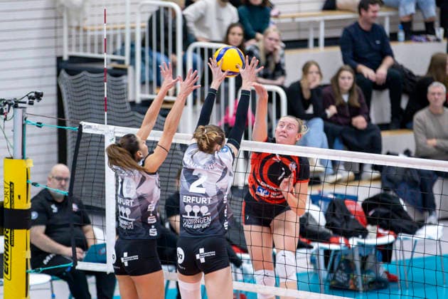 1 Volleyball Bundesliga Women Schwarz Weiss Erfurt vs ETV Hamburger Volksbank Volleys Erfurt 29 11 2025 Leonie Körtzinger 7 ETV Hamburger Volksbank Volleys vs Kinga Szücs 10 Schwarz Weiss Erfurt left and Elizabeth Sandbothe 2 Schwarz Weiss Erfurt right 1 Volleyball Bundesliga Women Schwarz Weiss Erfurt vs ETV Hamburger Volksbank Volleys Riethsporthalle Erfurt 29 11 2025 Copyright: xBEAUTIFULxSPORTS Duehringx