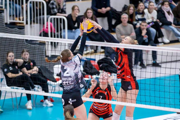 1 Volleyball Bundesliga Women Schwarz Weiss Erfurt vs ETV Hamburger Volksbank Volleys Erfurt 29 11 2025 Elizabeth Sandbothe 2 Schwarz Weiss Erfurt vs Anna Hartig 5 ETV Hamburger Volksbank Volleys 1 Volleyball Bundesliga Women Schwarz Weiss Erfurt vs ETV Hamburger Volksbank Volleys Riethsporthalle Erfurt 29 11 2025 Copyright: xBEAUTIFULxSPORTS Duehringx
