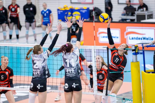 1 Volleyball Bundesliga Women Schwarz Weiss Erfurt vs ETV Hamburger Volksbank Volleys Erfurt 29 11 2025 Svea Frobel 11 ETV Hamburger Volksbank Volleys vs Elizabeth Sandbothe 2 Schwarz Weiss Erfurt and Isabel Kova i 11 Schwarz Weiss Erfurt right 1 Volleyball Bundesliga Women Schwarz Weiss Erfurt vs ETV Hamburger Volksbank Volleys Riethsporthalle Erfurt 29 11 2025 Copyright: xBEAUTIFULxSPORTS Duehringx