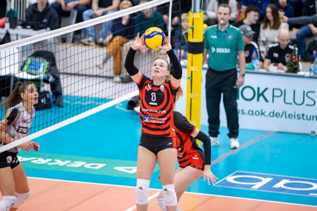 1 Volleyball Bundesliga Women Schwarz Weiss Erfurt vs ETV Hamburger Volksbank Volleys Erfurt 29 11 2025 Zoe Konjer 8 ETV Hamburger Volksbank Volleys 1 Volleyball Bundesliga Women Schwarz Weiss Erfurt vs ETV Hamburger Volksbank Volleys Riethsporthalle Erfurt 29 11 2025 Copyright: xBEAUTIFULxSPORTS Duehringx