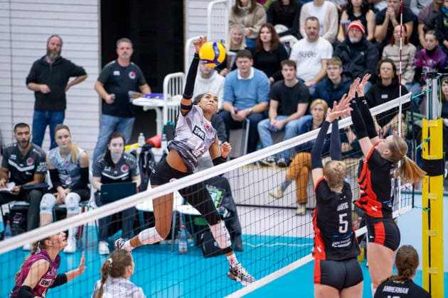 1 Volleyball Bundesliga Women Schwarz Weiss Erfurt vs ETV Hamburger Volksbank Volleys Erfurt 29 11 2025 Alianza Darley 14 Schwarz Weiss Erfurt vs Anna Hartig 5 ETV Hamburger Volksbank Volleys and Zoe Konjer 8 ETV Hamburger Volksbank Volleys right 1 Volleyball Bundesliga Women Schwarz Weiss Erfurt vs ETV Hamburger Volksbank Volleys Riethsporthalle Erfurt 29 11 2025 Copyright: xBEAUTIFULxSPORTS Duehringx