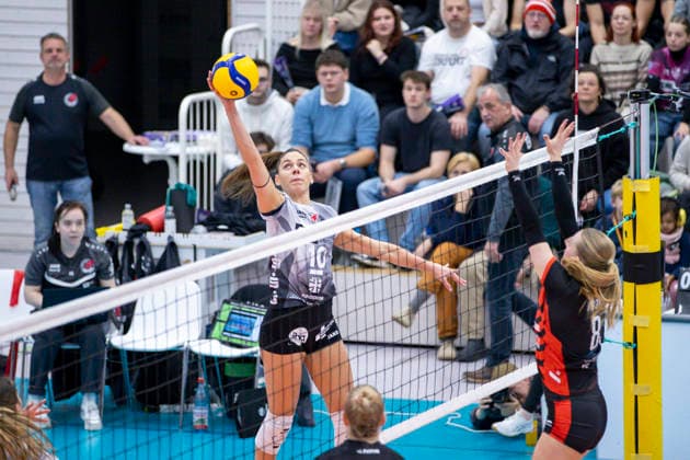 1 Volleyball Bundesliga Women Schwarz Weiss Erfurt vs ETV Hamburger Volksbank Volleys Erfurt 29 11 2025 Kinga Szücs 10 Schwarz Weiss Erfurt vs Zoe Konjer 8 ETV Hamburger Volksbank Volleys 1 Volleyball Bundesliga Women Schwarz Weiss Erfurt vs ETV Hamburger Volksbank Volleys Riethsporthalle Erfurt 29 11 2025 Copyright: xBEAUTIFULxSPORTS Duehringx
