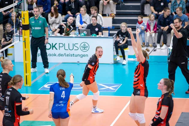 1 Volleyball Bundesliga Women Schwarz Weiss Erfurt vs ETV Hamburger Volksbank Volleys Erfurt 29 11 2025 Cheers, Zoe Konjer 8 ETV Hamburger Volksbank Volleys Center and team 1 Volleyball Bundesliga Women Schwarz Weiss Erfurt vs ETV Hamburger Volksbank Volleys Riethsporthalle Erfurt 29 11 2025 Copyright: xBEAUTIFULxSPORTS Duehringx