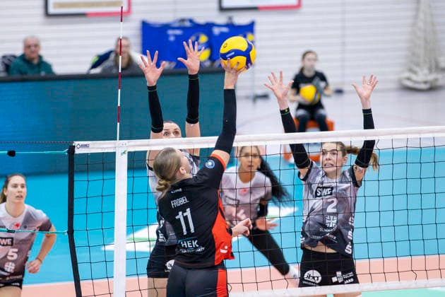 1 Volleyball Bundesliga Women Schwarz Weiss Erfurt vs ETV Hamburger Volksbank Volleys Erfurt 29 11 2025 Svea Frobel 11 ETV Hamburger Volksbank Volleys vs Isabel Kova i 11 Schwarz Weiss Erfurt left and Elizabeth Sandbothe 2 Schwarz Weiss Erfurt right 1 Volleyball Bundesliga Women Schwarz Weiss Erfurt vs ETV Hamburger Volksbank Volleys Riethsporthalle Erfurt 29 11 2025 Copyright: xBEAUTIFULxSPORTS Duehringx