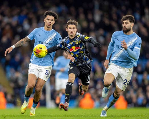 29th November 2025; Etihad Stadium, Manchester, Lancashire, England; Premier League Football, Manchester City versus Leeds United; Brenden Aaronson of Leeds United under pressure from Josko Gvardiol of Manchester City  TimxWilliams