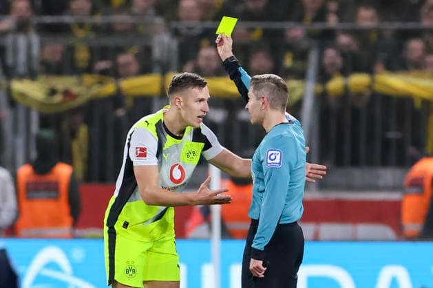Referee Tobias Welz shows Nico Schlotterbeck Borussia Dortmund the yellow card, Bundesliga, Bayer 04 Leverkusen v Borussia Dortmund, BayArena, November 29, 2025 in Leverkusen, Germany Photo by Marco Steinbrenner DeFodi Images Referee Tobias Welz is shwon the yellow card to Nico Schlotterbeck Borussia Dortmund , Bundesliga, Bayer 04 Leverkusen v Borussia Dortmund, BayArena, November 29, 2025 in Leverkusen, Germany Photo by Marco Steinbrenner DeFodi Images DFL regulations prohibit any use of photographs as image sequences and or quasi video
