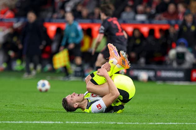 Leverkusen, Germany, 29 11 25 Nico Schlotterbeck Borussia Dortmund lies injured on the ground during the Bundesliga match between Bayer 04 Leverkusen and Borussia Dortmund at BayArena Leverkusen BayArena North Rhine Westphalia Germany Copyright: xBrauer-Fotoagenturx xAdrianxSchlx