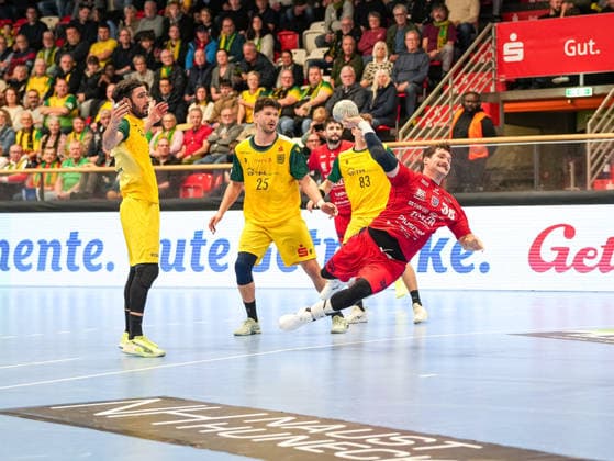 Jonathan Fischer SG BBM Bietigheim, 36 on goal throw VfL Eintracht Hagen vs SG BBM Bietigheim, Handball, 2 Bundesliga, Matchday 13, Season 2025 2026, 29 11 2025 VfL Eintracht Hagen vs SG BBM Bietigheim, Handball, 2 Bundesliga, Matchday 13, Season 2025 2026, 29 11 2025 Hagen Copyright: xEibner-Pressefoto DamianxKruczynx EP_DKI