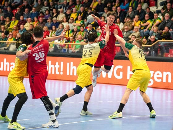Fynn Luca Nicolaus SG BBM Bietigheim, 14 at the goal throw Jan von Boenigk VfL Eintracht Hagen, 95 and Philip Jungemann VfL Eintracht Hagen, 25 try to block it VfL Eintracht Hagen vs SG BBM Bietigheim, Handball, 2 Bundesliga, Matchday 13, Season 2025 2026, 29 11 2025 VfL Eintracht Hagen vs SG BBM Bietigheim, Handball, 2 Bundesliga, Matchday 13, Season 2025 2026, 29 11 2025 Hagen Copyright: xEibner-Pressefoto DamianxKruczynx EP_DKI