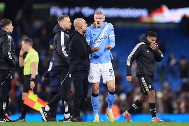 Fußball Premier League Manchester United gegen Leeds United 29. November 2025 Premier League Manchester City gegen Leeds United Manchester City Trainer Pep Guardiola spricht nach dem Spiel mit Erling Haaland von Manchester City Foto Simon Stacpoole Abseits Manchester UK  Copyright: xSimonxStacpoolexOffside