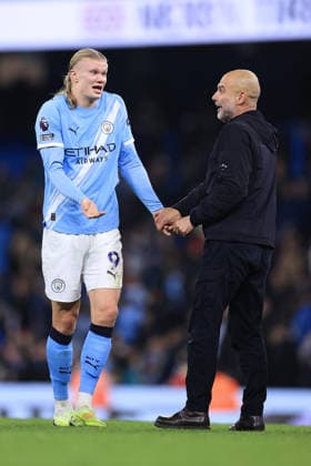 Fußball Premier League Manchester United gegen Leeds United 29. November 2025 Premier League Manchester City gegen Leeds United Manchester City Trainer Pep Guardiola spricht nach dem Spiel mit Erling Haaland von Manchester City Foto Simon Stacpoole Abseits Manchester UK  Copyright: xSimonxStacpoolexOffside