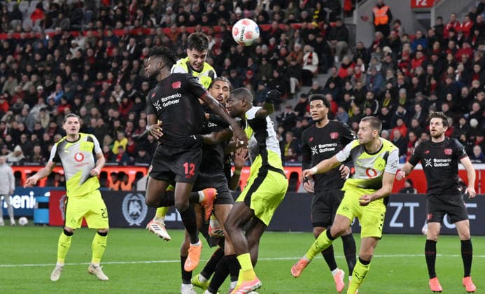 Aaron Anselmino Borussia Dortmund , Aaron Anselmino, 3 v li , scores the goal with this header to 0 1 29 11 2025, Fußball 1 Bundesliga, Saison 2025 2026, 12 Spieltag, Bayer 04 Leverkusen Borussia Dortmund DFL regulations prohibit any use of photographs as image sequences and or quasi video Leverkusen BayArena Nordrhein Westfalen Germany Team2