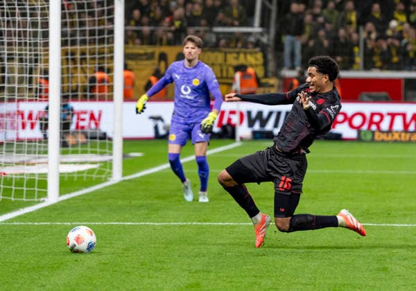 Malik TILLMAN Bayer 04 Leverkusen, 10 with the attempt to reach the ball 29 11 2025, Bayer Leverkusen Borussia Dortmund, Football, 1 Bundesliga, GER, Leverkusen, BayArena DFL regulations prohibit any use of photographs as image sequences and or quasi video Copyright: HMBxMedia xMarcoxBader