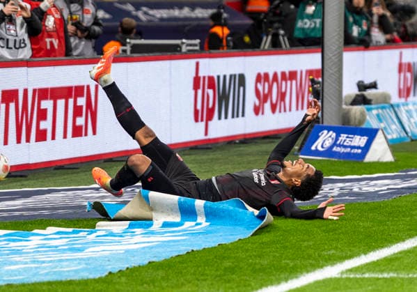 Malik TILLMAN Bayer 04 Leverkusen, 10 slips into the advertising carpet outside the pitch 29 11 2025, Bayer Leverkusen Borussia Dortmund, Football, 1 Bundesliga, GER, Leverkusen, BayArena DFL regulations prohibit any use of photographs as image sequences and or quasi video Copyright: HMBxMedia xMarcoxBader