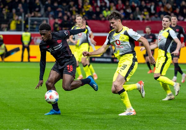 Duel between Ernest POKU Bayer 04 Leverkusen, 19 and Aaron ANSELMINO Borussia Dortmund, 28 29 11 2025, Bayer Leverkusen Borussia Dortmund, Football, 1 Bundesliga, GER, Leverkusen, BayArena DFL regulations prohibit any use of photographs as image sequences and or quasi video Copyright: HMBxMedia xMarcoxBader