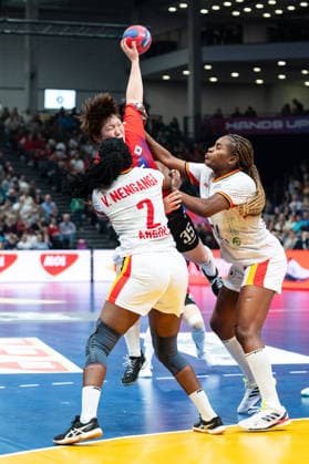 LEE Hyewon (35 Republic of Korea) attempts a breakthrough during the IHF Women s Handball World Championship, WM, Weltmeisterschaft game between Angola and Republic of Korea at the SWT Arena in Trier, Germany Copyright: xMartinxPitschx xSPPx Sportspressphoto_SPR67155