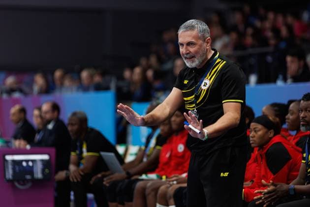 Ambrosio Jose Cedres Martin Coach Spain on the touchline, Angola vs South Korea, Handball, IHF Womens Handball World Championship, Matchday 1, 29 11 2025 Angola vs South Korea, Handball, IHF Womens Handball World Championship, Matchday 1, 29 11 2025 Copyright: xEibner-Pressefoto AlexanderxNeisx EP_ANS
