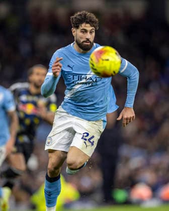 29th November 2025; Etihad Stadium, Manchester, Lancashire, England; Premier League Football, Manchester City versus Leeds United; Josko Gvardiol of Manchester City chases a loose ball  TimxWilliams