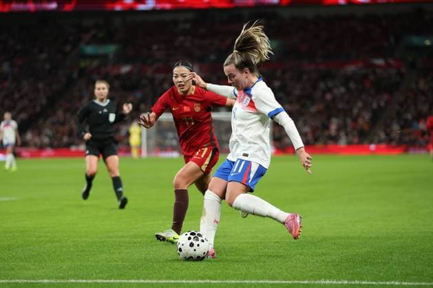 China PR s Mengwen Li in action with England s Lauren Hemp during the first half of the match England Women v China Women, International Friendly, Länderspiel, Nationalmannschaft Football, Wembley Stadium, London, UK - 29 Nov 2025London Wembley Stadium United Kingdom EDITORIAL USE ONLY No use with unauthorised audio, video, data, fixture lists, club league logos or live services. Online in-match use limited to 120 images, no video emulation. No use in betting, games or single club league player publications.  Copyright: xCatxGoryn Shutterstockx 15941633q
