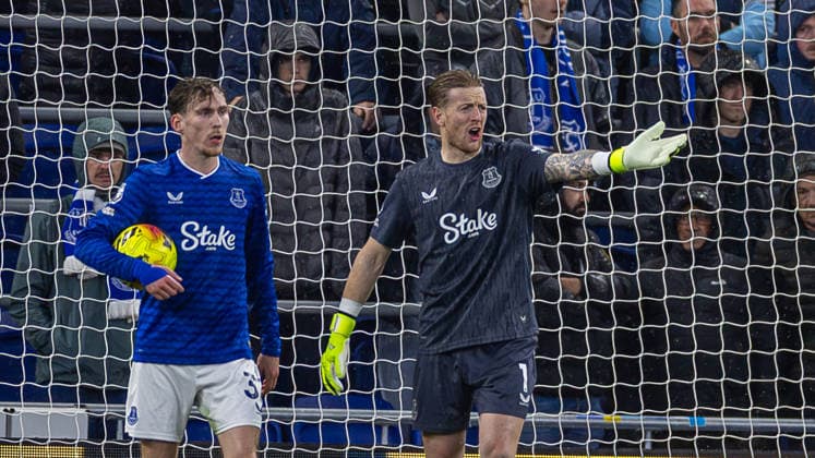 Football - FA Premier League - Everton FC v Newcastle United FC LIVERPOOL, ENGLAND - Saturday, November 29, 2025: Everton s goalkeeper Jordan Pickford (R) looks dejected after another of his mistakes gifts Newcastle United a third goal during the FA Premier League match between Everton FC and Newcastle United FC at Bramley-Moore Dock. (Photo by David Rawcliffe Propaganda) LIVERPOOL Bramley-Moore Dock MERSEYSIDE ENGLAND  Copyright: xDavidxRawcliffex P2025-11-29-Everton_Newcastle-53
