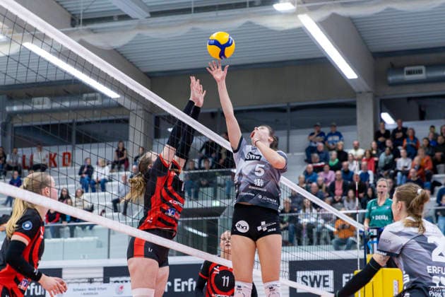 1 Volleyball Bundesliga Women Schwarz Weiss Erfurt vs ETV Hamburger Volksbank Volleys Erfurt 29 11 2025 Louisa Krams 17 ETV Hamburger Volksbank Volleys vs Emilie Respaut 5 Schwarz Weiss Erfurt 1 Volleyball Bundesliga Women Schwarz Weiss Erfurt vs ETV Hamburger Volksbank Volleys Riethsporthalle Erfurt 29 11 2025 Copyright: xBEAUTIFULxSPORTS Duehringx