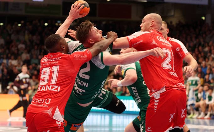 29 11 2025, Germany, Göppingen, Handball DAIKIN HBL, FRISCH AUF Göppingen vs MT Melsungen f l Sadou Ntanzi MT , Erik Persson FAG , Arnar Arnarsson MT