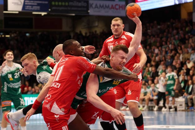 29 11 2025, Germany, Göppingen, Handball DAIKIN HBL, FRISCH AUF Göppingen vs MT Melsungen f l Sadou Ntanzi MT , Erik Persson FAG , Arnar Arnarsson MT