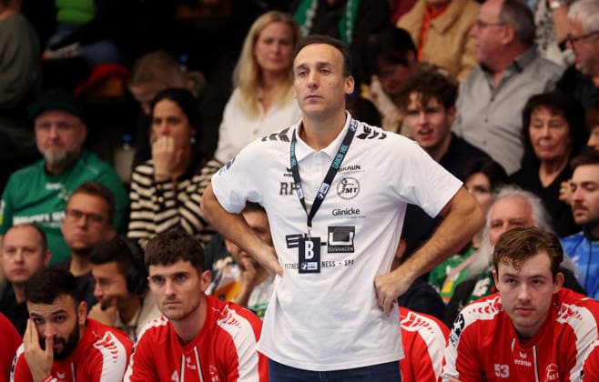 29 11 2025, Germany, Göppingen, Handball DAIKIN HBL, FRISCH AUF Göppingen vs MT Melsungen Melsungen Coach Roberto Garcia Parrondo