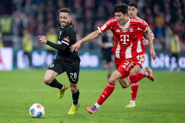 Battle for the ball duel between Mathias Pereira Lage FC St Pauli, 28 and Minjae Kim FC Bayern Muenchen, 3 GER, FC Bayern Muenchen vs FC St Pauli, Football, Bundesliga, Matchday 12, Season 2025 2026, 29 11 2025 DFL DFB REGULATIONS PROHIBIT ANY USE OF PHOTOGRAPHS as IMAGE SEQUENCES and or QUASI VIDEO GER, FC Bayern Muenchen vs FC St Pauli, Football, Bundesliga, Matchday 12, Season 2025 2026, 29 11 2025 Muenchen Copyright: xEibner-Pressefoto HeikexFeinerx EP_HFR