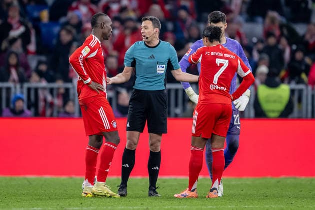 Nicolas Jackson FC Bayern Muenchen, 11 and Serge Gnabry FC Bayern Muenchen, 7 in discussion with Felix Zwayer referee , because he has the goal to 3 1 checked again, with Nikola Vasilj goalkeeper, FC St Pauli, 22 GER, FC Bayern Muenchen vs FC St Pauli, Soccer, Bundesliga, Matchday 12, Season 2025 2026, 29 11 2025 DFL DFB REGULATIONS PROHIBIT ANY USE OF PHOTOGRAPHS as IMAGE SEQUENCES and or QUASI VIDEO GER, FC Bayern Muenchen vs FC St Pauli, Soccer, Bundesliga, Matchday 12, Season 2025 2026, 29 11 2025 Muenchen Copyright: xEibner-Pressefoto HeikexFeinerx EP_HFR