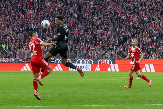 Fight for the ball duel between Raphael Guerreiro FC Bayern Muenchen, 22 and Andreas Hountondji FC St Pauli, 27 GER, FC Bayern Muenchen vs FC St Pauli, Football, Bundesliga, Matchday 12, Season 2025 2026, 29 11 2025 DFL DFB REGULATIONS PROHIBIT ANY USE OF PHOTOGRAPHS as IMAGE SEQUENCES and or QUASI VIDEO GER, FC Bayern Muenchen vs FC St Pauli, Football, Bundesliga, Matchday 12, Season 2025 2026, 29 11 2025 Muenchen Copyright: xEibner-Pressefoto HeikexFeinerx EP_HFR