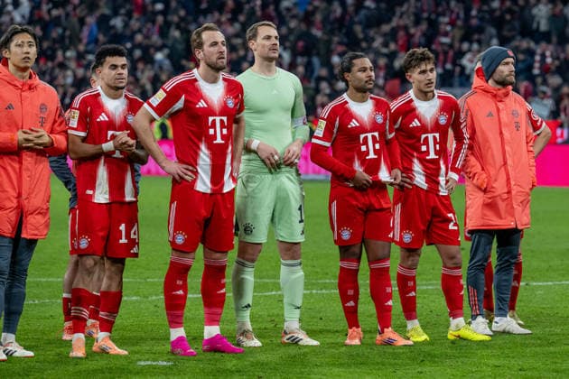The Bayern players in front of the fan curve after the victory GER, FC Bayern Muenchen vs FC St Pauli, Football, Bundesliga, Matchday 12, Season 2025 2026, 29 11 2025 DFL DFB REGULATIONS PROHIBIT ANY USE OF PHOTOGRAPHS as IMAGE SEQUENCES and or QUASI VIDEO GER, FC Bayern Muenchen vs FC St Pauli, Football, Bundesliga, Matchday 12, Season 2025 2026, 29 11 2025 Muenchen Copyright: xEibner-Pressefoto HeikexFeinerx EP_HFR