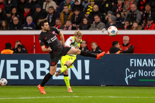 Leverkusen, Germany, 29 11 25 Jonas Hofmann Bayer 04 Leverkusen and Daniel Jonathan Svensson Borussia Dortmund fighting for the ball during the Bundesliga match between Bayer 04 Leverkusen and Borussia Dortmund at BayArena Leverkusen BayArena North Rhine Westphalia Germany Copyright: xBrauer-Fotoagenturx xAdrianxSchlx