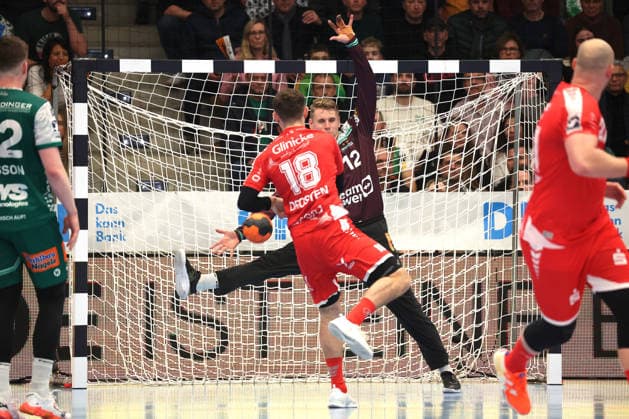 29 11 2025, Germany, Göppingen, Handball DAIKIN HBL, FRISCH AUF Göppingen vs MT Melsungen f l Florian Drosten MT , Kristian Saeveras FAG