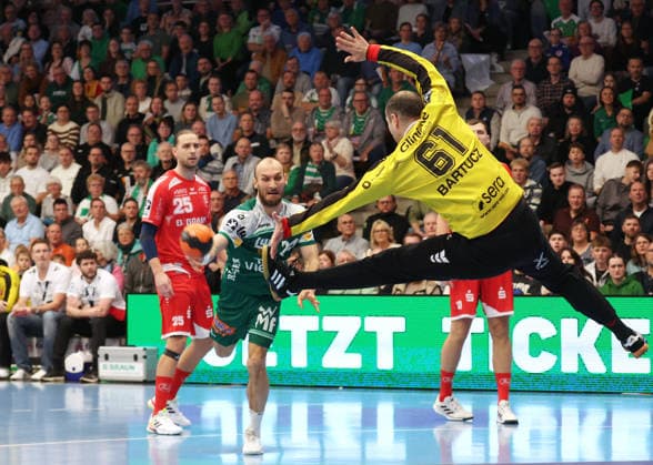 29 11 2025, Germany, Göppingen, Handball DAIKIN HBL, FRISCH AUF Göppingen vs MT Melsungen f l Marcel Schiller FAG , Laszlo Bartucz MT