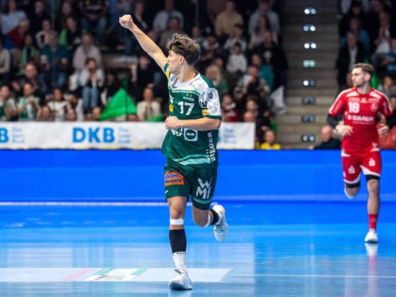 Tim Gossner Frisch Auf Goeppingen, 17 clenches his cheering fist, Frisch Auf Goeppingen vs MT Melsungen, Handball, 1 Bundesliga, Men, Season 2025 2026, 29 11 2025, Frisch Auf Goeppingen vs MT Melsungen, Handball, 1 Bundesliga, Men, Season 2025 2026, 29 11 2025 Goeppingen Copyright: xEibner-Pressefoto MichaelxSchmidx EP_MST