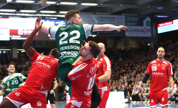 29 11 2025, Germany, Göppingen, Handball DAIKIN HBL, FRISCH AUF Göppingen vs MT Melsungen f l Sadou Ntanzi MT , Erik Persson FAG , Arnar Arnarsson MT