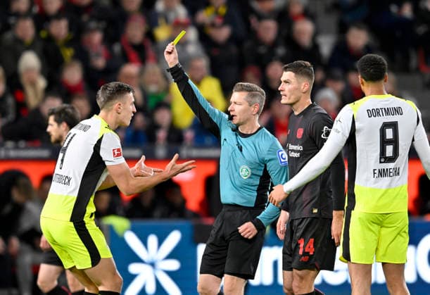 Referee Tobias Welz shows Nico Schlotterbeck Borussia Dortmund the yellow card Soccer 1 Bundesliga,12 Matchday, Bayer 04 Leverkusen Borussia Dortmund, on 29 11 2025 in Leverkusen Germany DFL regulations prohibit any use of photographs as image sequences and or quasi video Â