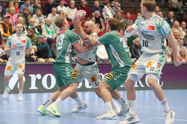 29 11 2025, xgox, Handball Daikin HBL GWD Minden SC Magdeburg emspor, v l Alexander Weck Minden, 73 , Oscar Bergendahl Magdeburg, 54 , Eimantas Grimuta Minden, 28 duel, duel, fight, tackle Luebbecke