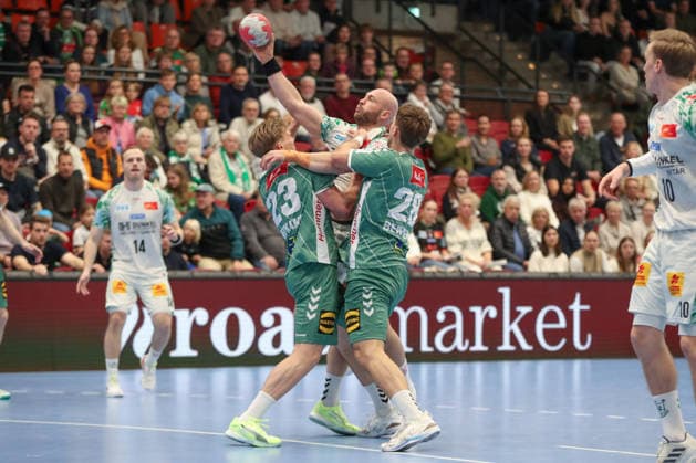 29 11 2025, xgox, Handball Daikin HBL GWD Minden SC Magdeburg emspor, v l Alexander Weck Minden, 73 , Oscar Bergendahl Magdeburg, 54 , Eimantas Grimuta Minden, 28 duel, duel, fight, tackle Luebbecke