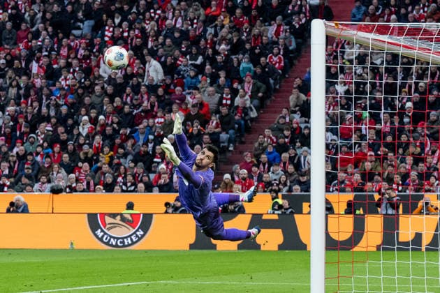 Nikola Vasilj Goalkeeper, FC St Pauli, 22 with flight GER, FC Bayern Muenchen vs FC St Pauli, Football, Bundesliga, Matchday 12, Season 2025 2026, 29 11 2025 DFL DFB REGULATIONS PROHIBIT ANY USE OF PHOTOGRAPHS as IMAGE SEQUENCES and or QUASI VIDEO GER, FC Bayern Muenchen vs FC St Pauli, Football, Bundesliga, Matchday 12, Season 2025 2026, 29 11 2025 Muenchen Copyright: xEibner-Pressefoto HeikexFeinerx EP_HFR