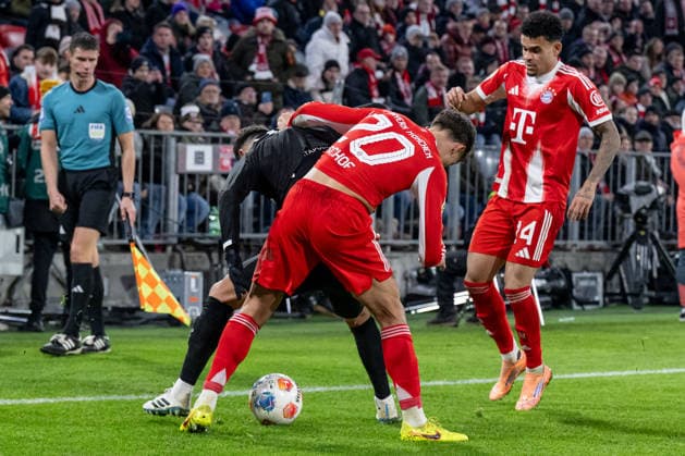 Battle for the ball by Danel Sinani FC St Pauli, 10 with Tom Bischof FC Bayern Muenchen, 20 and Luis Diaz FC Bayern Muenchen, 14 GER, FC Bayern Muenchen vs FC St Pauli, Football, Bundesliga, Matchday 12, Season 2025 2026, 29 11 2025 DFL DFB REGULATIONS PROHIBIT ANY USE OF PHOTOGRAPHS as IMAGE SEQUENCES and or QUASI VIDEO GER, FC Bayern Muenchen vs FC St Pauli, Football, Bundesliga, Matchday 12, Season 2025 2026, 29 11 2025 Muenchen Copyright: xEibner-Pressefoto HeikexFeinerx EP_HFR
