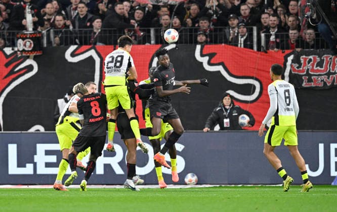 Aaron Anselmino Borussia Dortmund kepft das Tor zum 0 1, Aktion, Kopfball, v l Robert Andrich Bayer Leverkusen , Aaron Anselmino Borussia Dortmund , Edmond Tapsoba Bayer Leverkusen , Fussball 1 Bundesliga,12 Spieltag, Bayer 04 Leverkusen Borussia Dortmund, am 29 11 2025 in Leverkusen Germany DFL regulations prohibit any use of photographs as image sequences and or quasi video Â