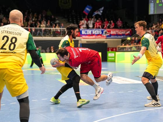 Dominik Claus SG BBM Bietigheim, 07 is held by Pouya Norouzi VfL Eintracht Hagen, 07 VfL Eintracht Hagen vs SG BBM Bietigheim, Handball, 2 Bundesliga, Matchday 13, Season 2025 2026, 29 11 2025 VfL Eintracht Hagen vs SG BBM Bietigheim, Handball, 2 Bundesliga, Matchday 13, Season 2025 2026, 29 11 2025 Hagen Copyright: xEibner-Pressefoto DamianxKruczynx EP_DKI