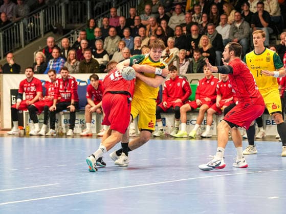 Linus Kutz VfL Eintracht Hagen, 34 in duel against Fabian Wiederstein SG BBM Bietigheim, 18 VfL Eintracht Hagen vs SG BBM Bietigheim, Handball, 2 Bundesliga, Matchday 13, Season 2025 2026, 29 11 2025 VfL Eintracht Hagen vs SG BBM Bietigheim, Handball, 2 Bundesliga, Matchday 13, Season 2025 2026, 29 11 2025 Hagen Copyright: xEibner-Pressefoto DamianxKruczynx EP_DKI