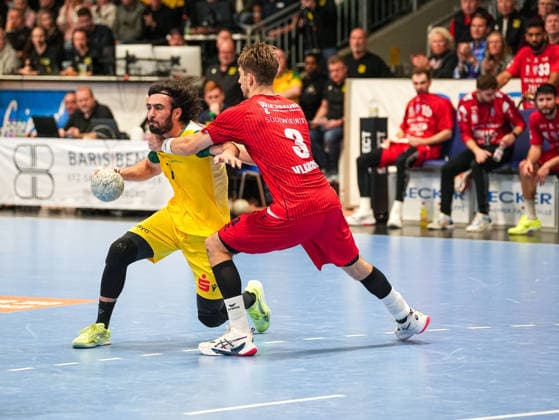 Pouya Norouzi VfL Eintracht Hagen, 07 in duel against Nikola Vlahovic SG BBM Bietigheim, 03 VfL Eintracht Hagen vs SG BBM Bietigheim, Handball, 2 Bundesliga, Matchday 13, Season 2025 2026, 29 11 2025 VfL Eintracht Hagen vs SG BBM Bietigheim, Handball, 2 Bundesliga, Matchday 13, Season 2025 2026, 29 11 2025 Hagen Copyright: xEibner-Pressefoto DamianxKruczynx EP_DKI